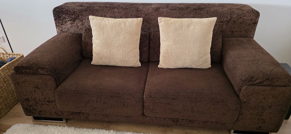 2 Sofás Laskasas castanhos dimensões 200 e 240