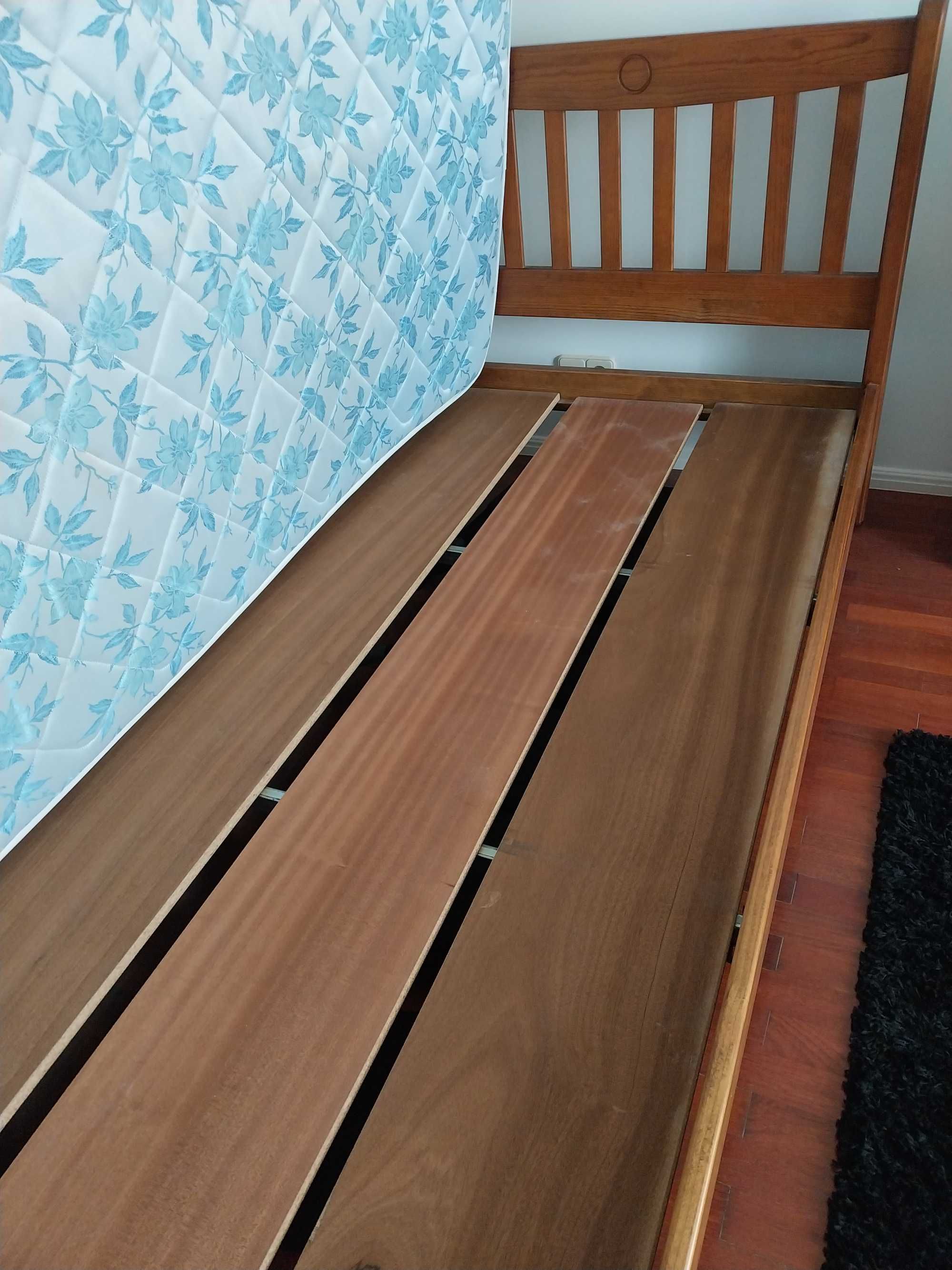 Cama Individual em perfeito estado, com colchão e mesa cabeceira