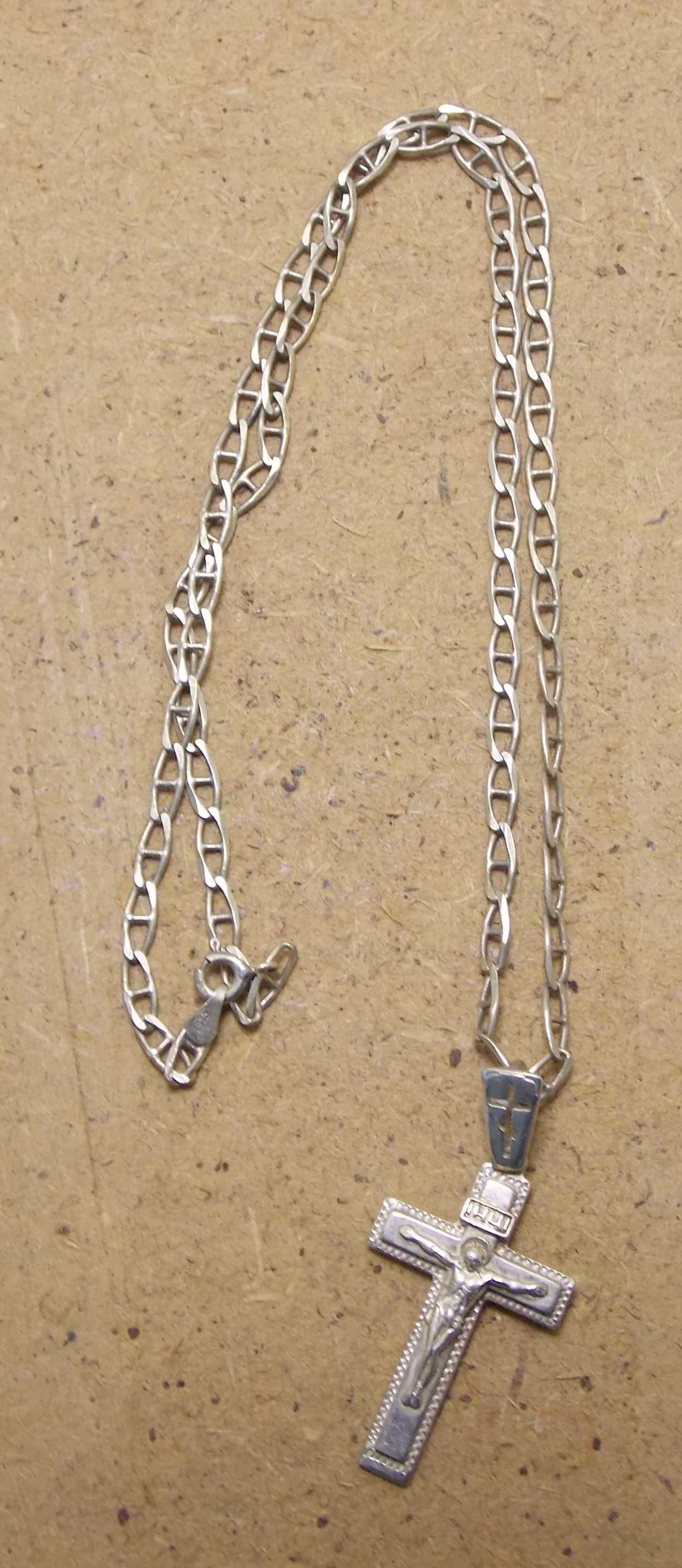 Крестик серебряный с цепочкой.