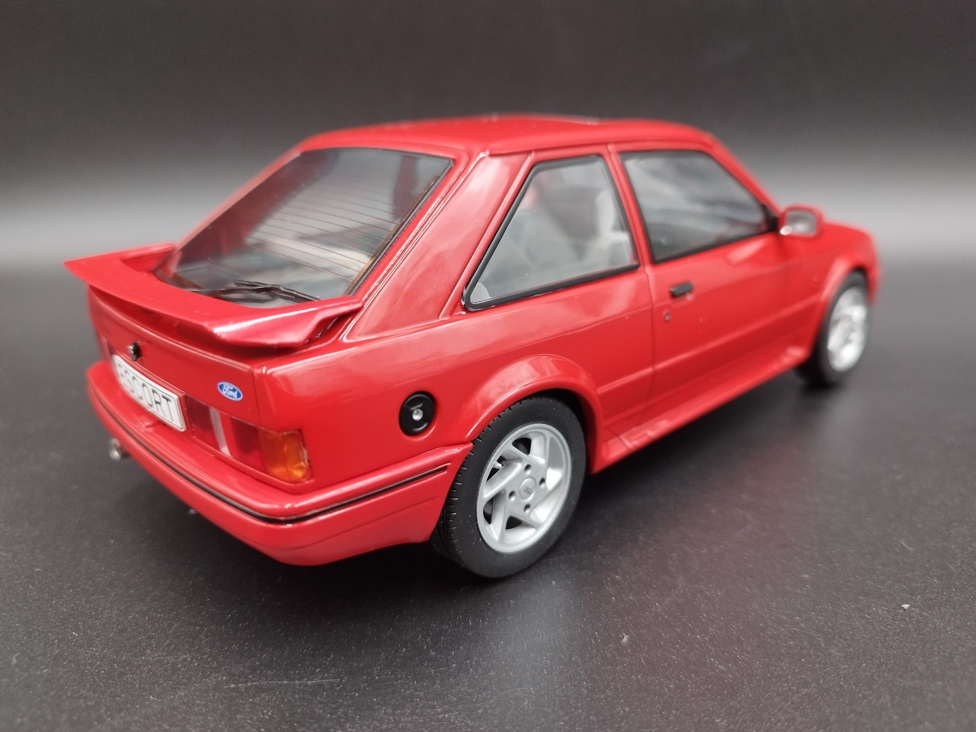 1:18 MCG Ford Escort  RS Turbo S2 Red model  nowy