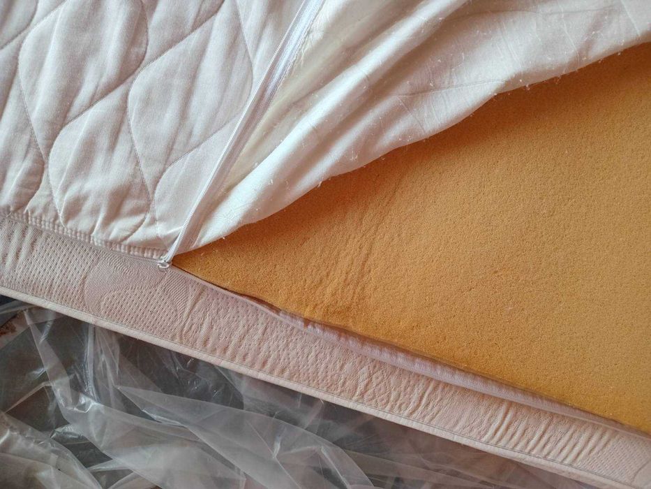 Матрас тонкий топер, б/в. Розміри 1м 50 см на 1м 90 см.