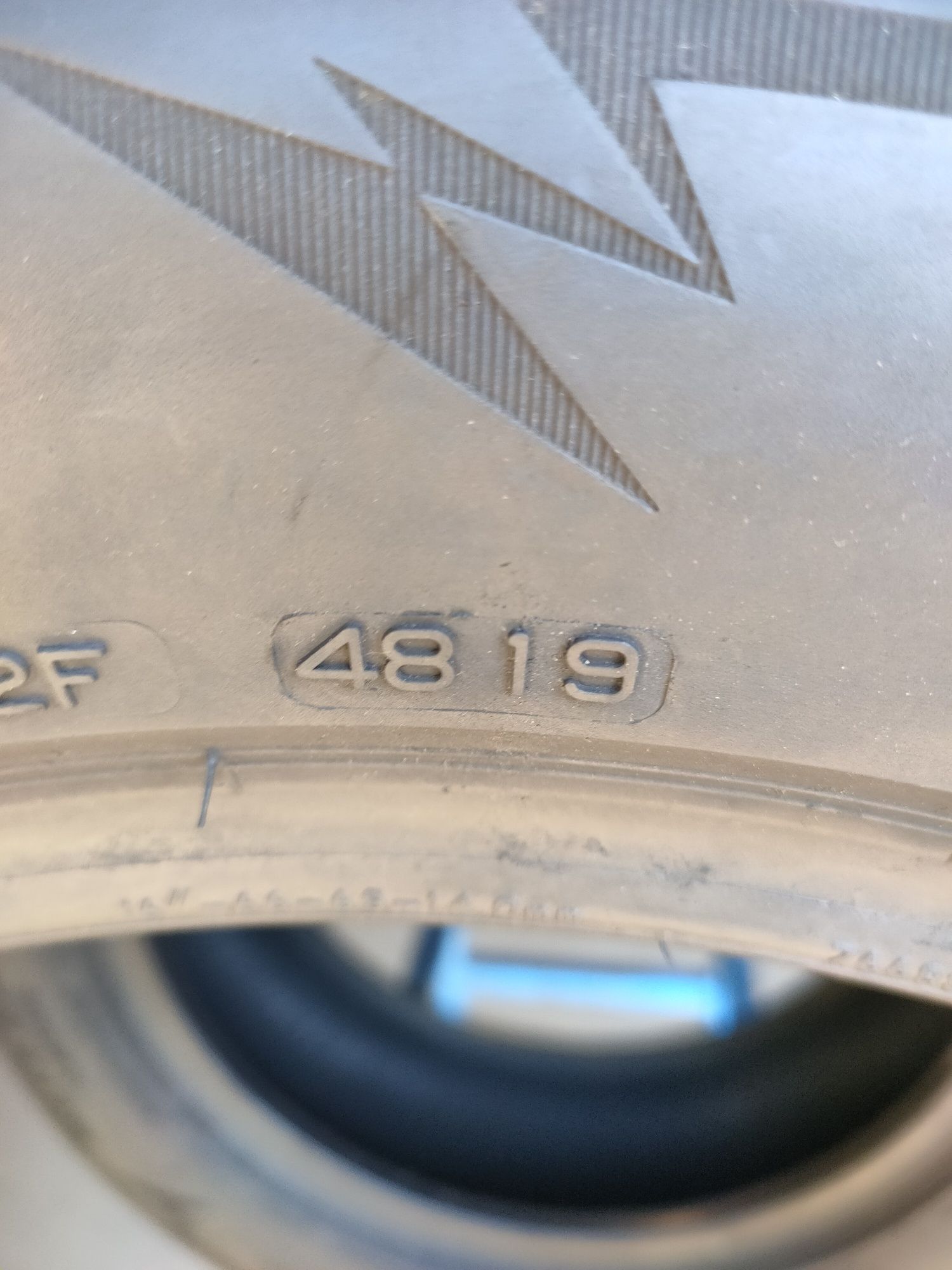 205/60r16 Bridgestone Blizzak LM005 z 2019r około 7,3mm