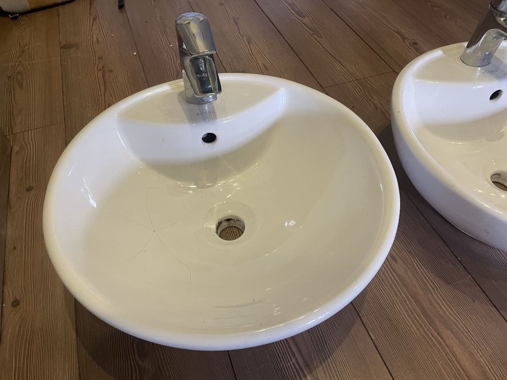 Umywalka nablatowa z baterią (zarysowane szkliwo)