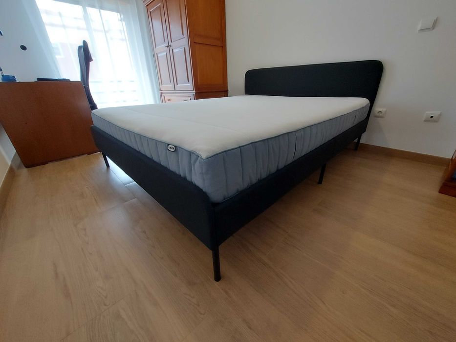 Cama de casal IKEA com colchão IKEA. 3 meses de uso. Como nova!