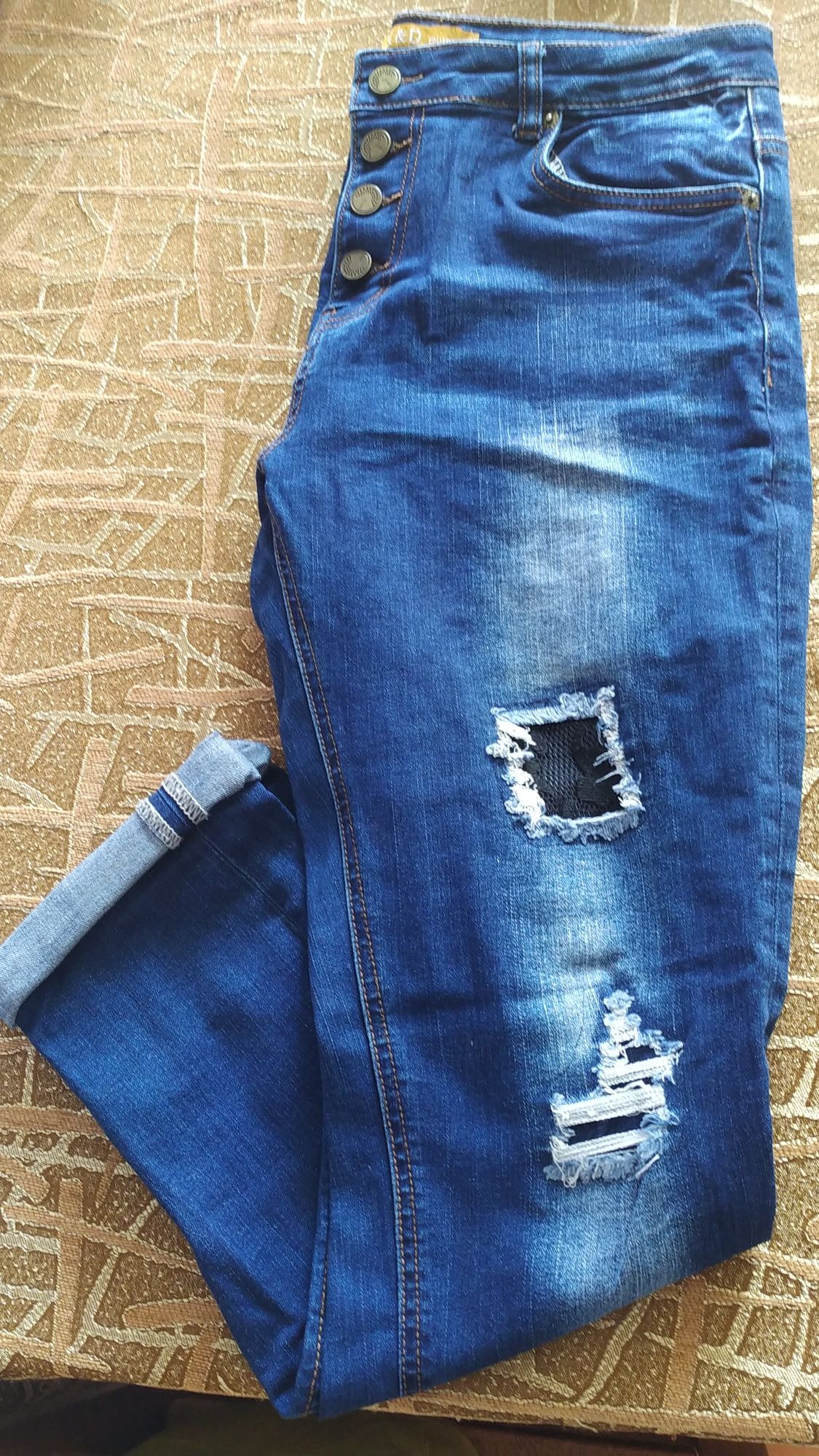 Рваные модные джинсы