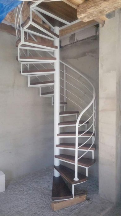 Гвинтові сходи перила нержавіка ковка стекло дерево ступені дуб ясен