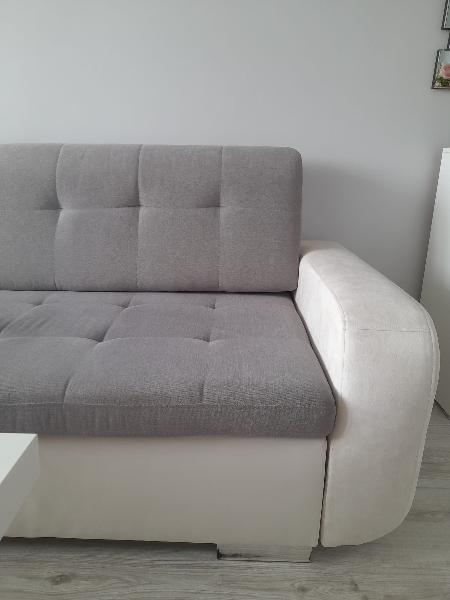 Szaro biała sofa z funkcją spania
