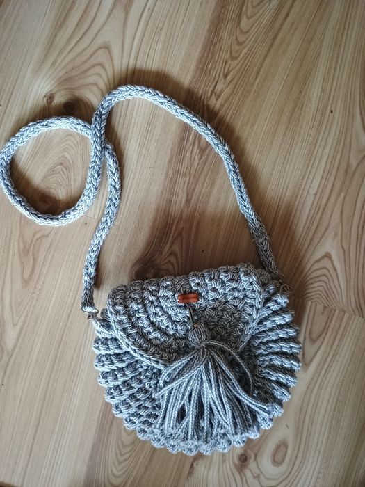 Szara okrągła torebka pleciona