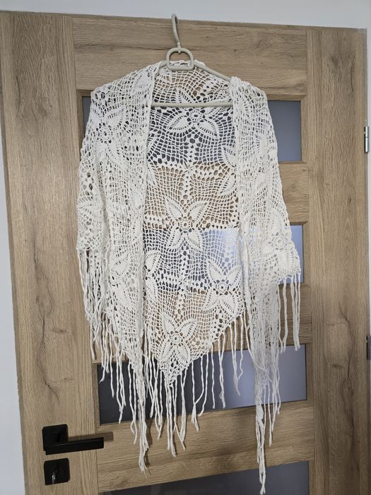 Chusta ręcznie robiona na szydełku.