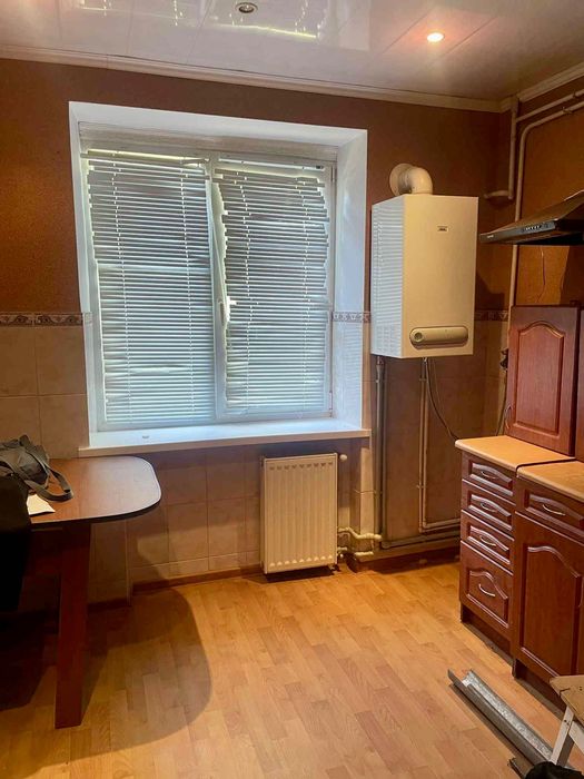 2-кімнатна квартира в центрі міста. Перший поверх.