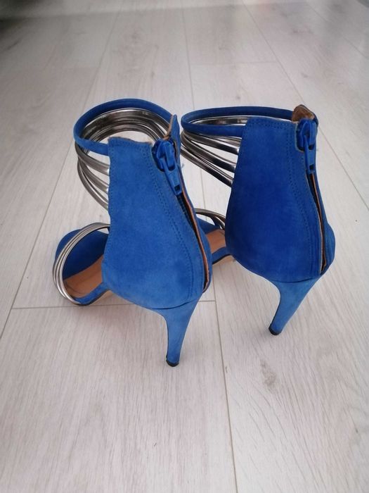 Kazar jak nowe Buty na obcasie szpilki granatowe niebieski sandały