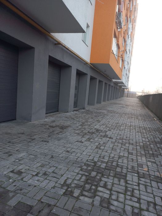 Продам гараж в закритому житловому комплексі з охороною та відеонагляд