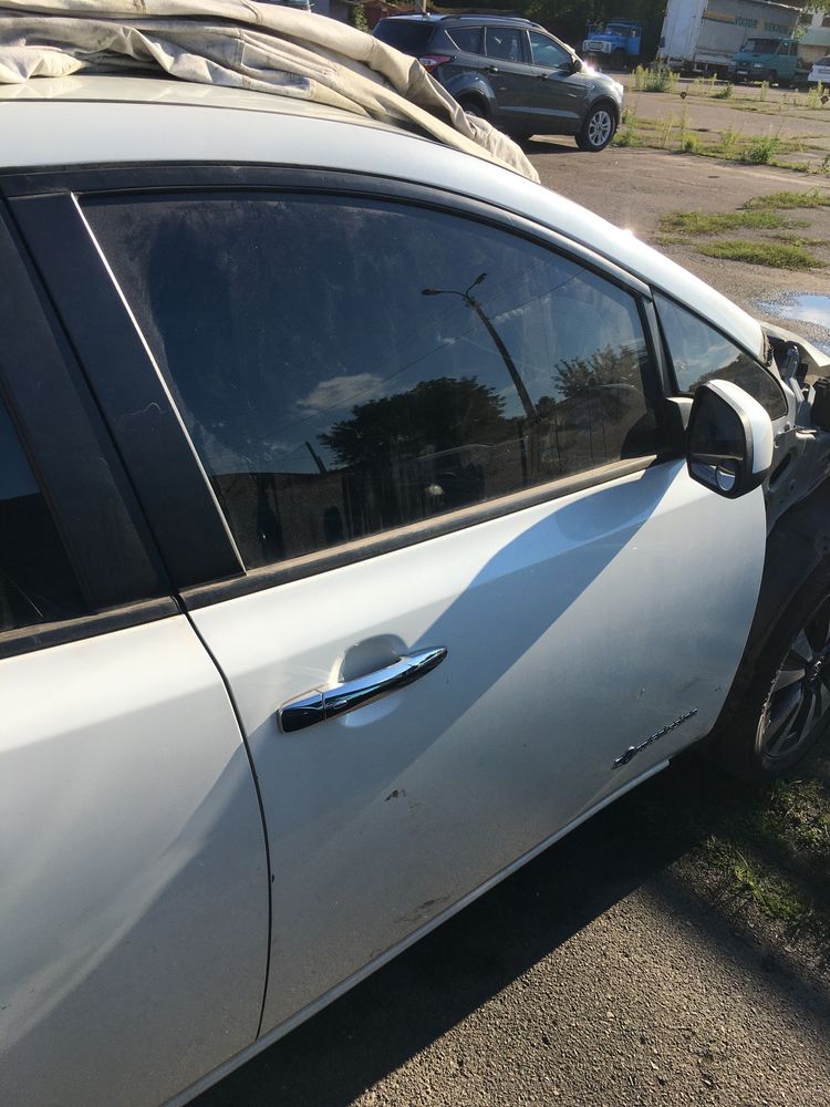 Двері передні праві / ліві до Ніссан Ліф Nissan Leaf 11-17 18-23