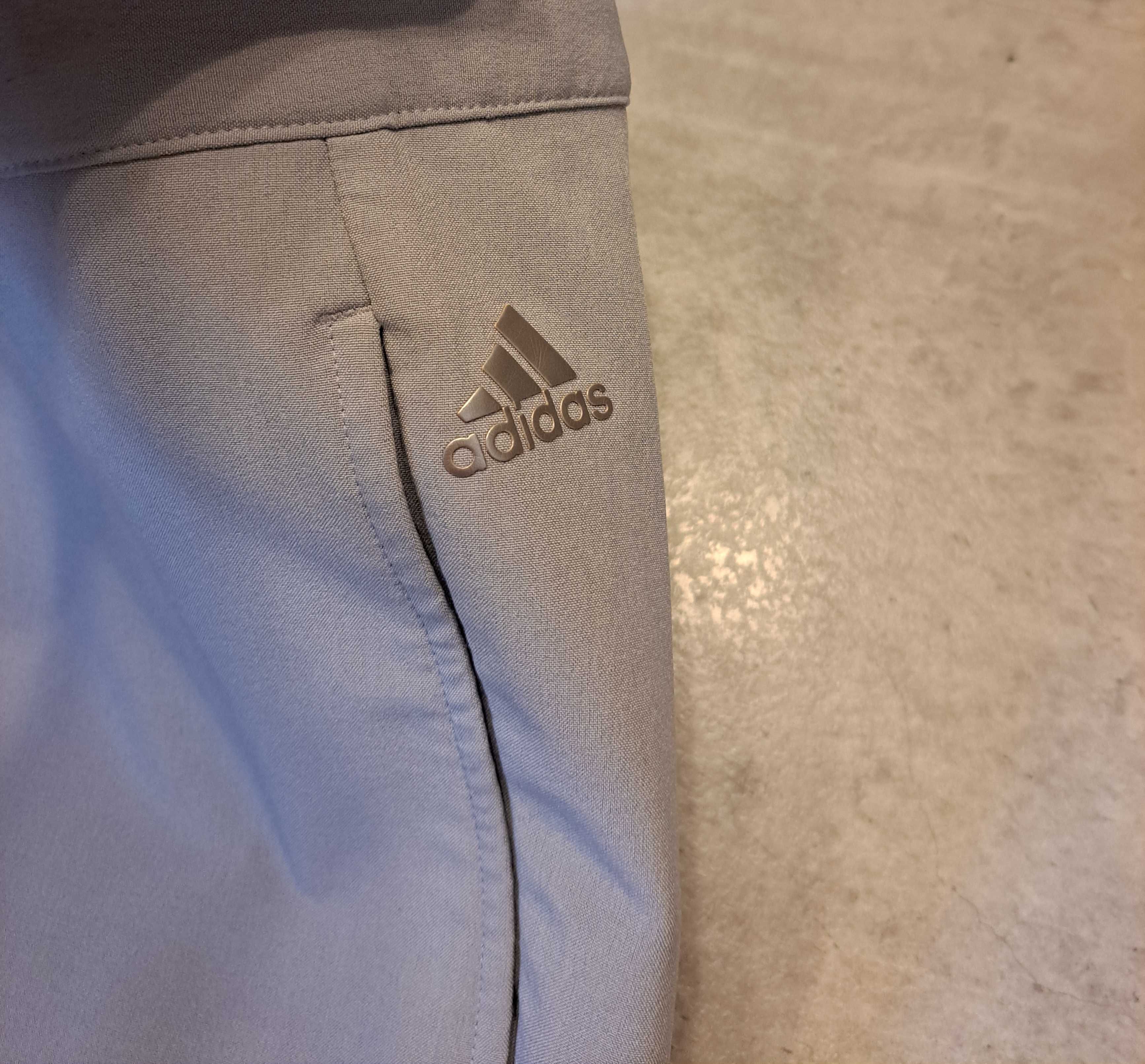 Spodnie Chinosy Adidas Małe Logo Lampasy