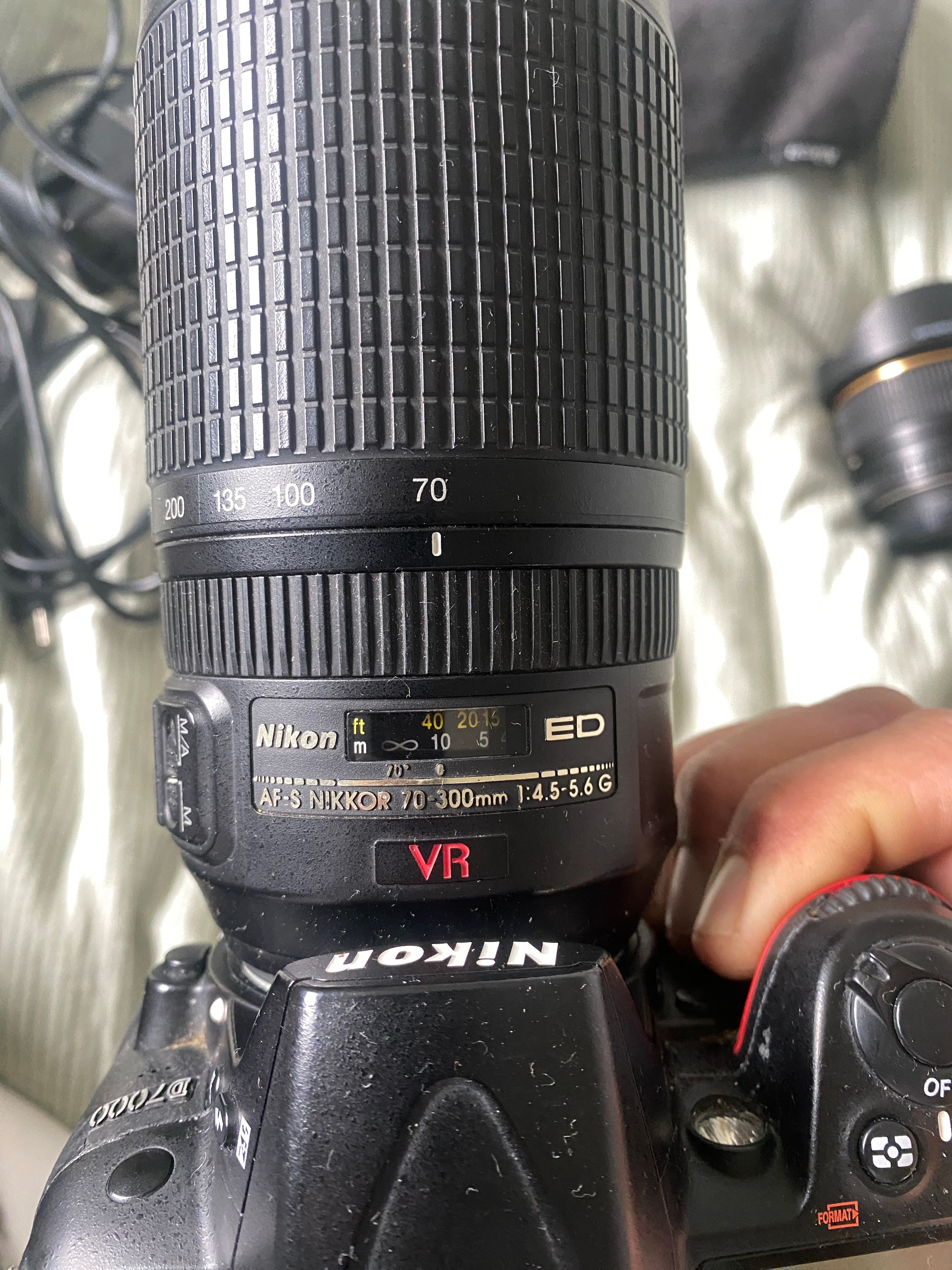 Máquina fotográfica Nikon D7000 com lentes.