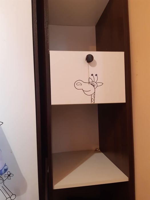 Szafa dla dziecka wraz ze słupkiem i półką scienna