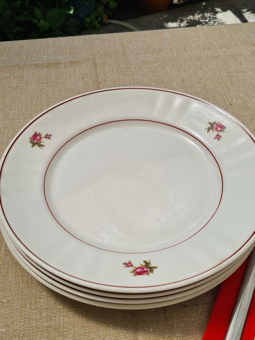 Conjunto de quatro pratos de refeição - vintage