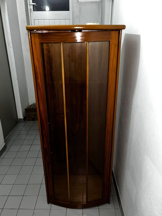 Estante de madeira com porta e prateleiras em vidro