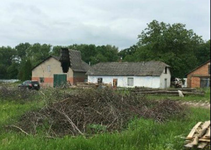 Продається комплекс будівель  та земельна ділянка 5,6 га поряд дороги