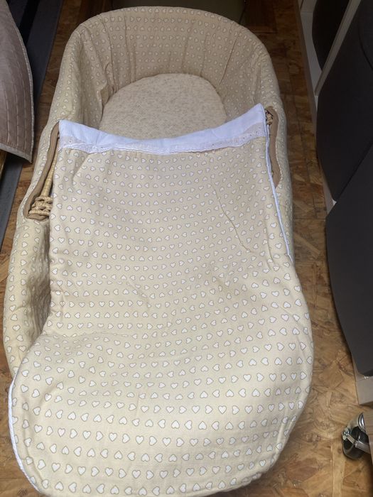 Berco e muda fraldas em verga