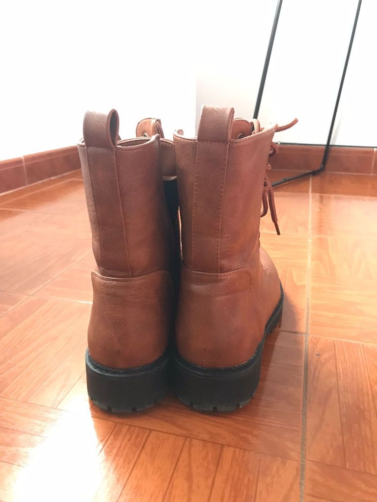 Botas pelo tornozelo