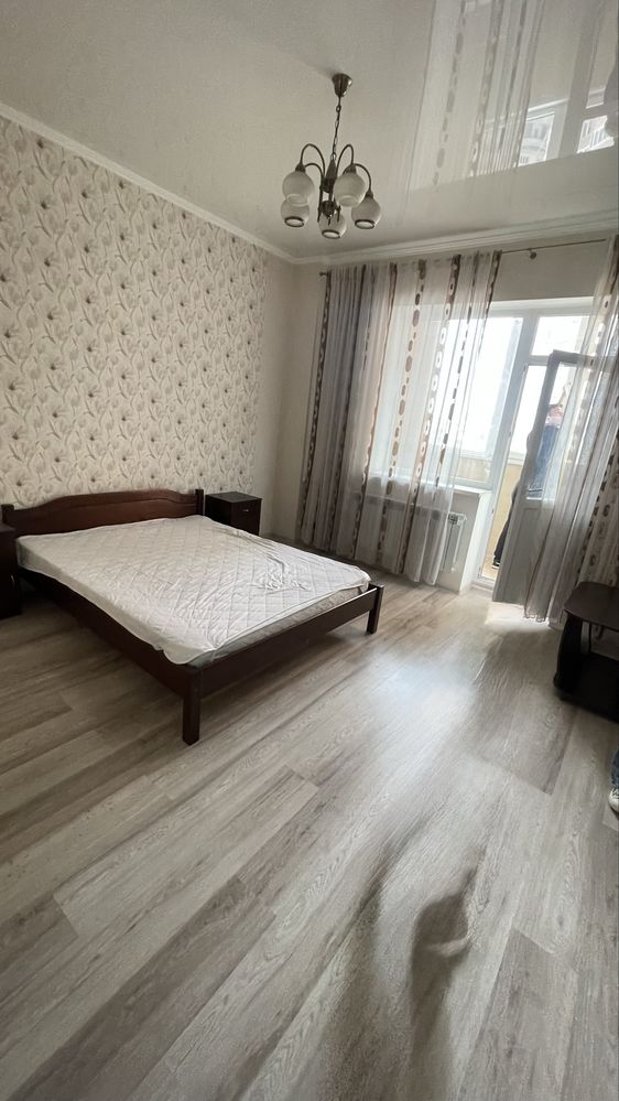 Двоспальне ліжко з матрасом