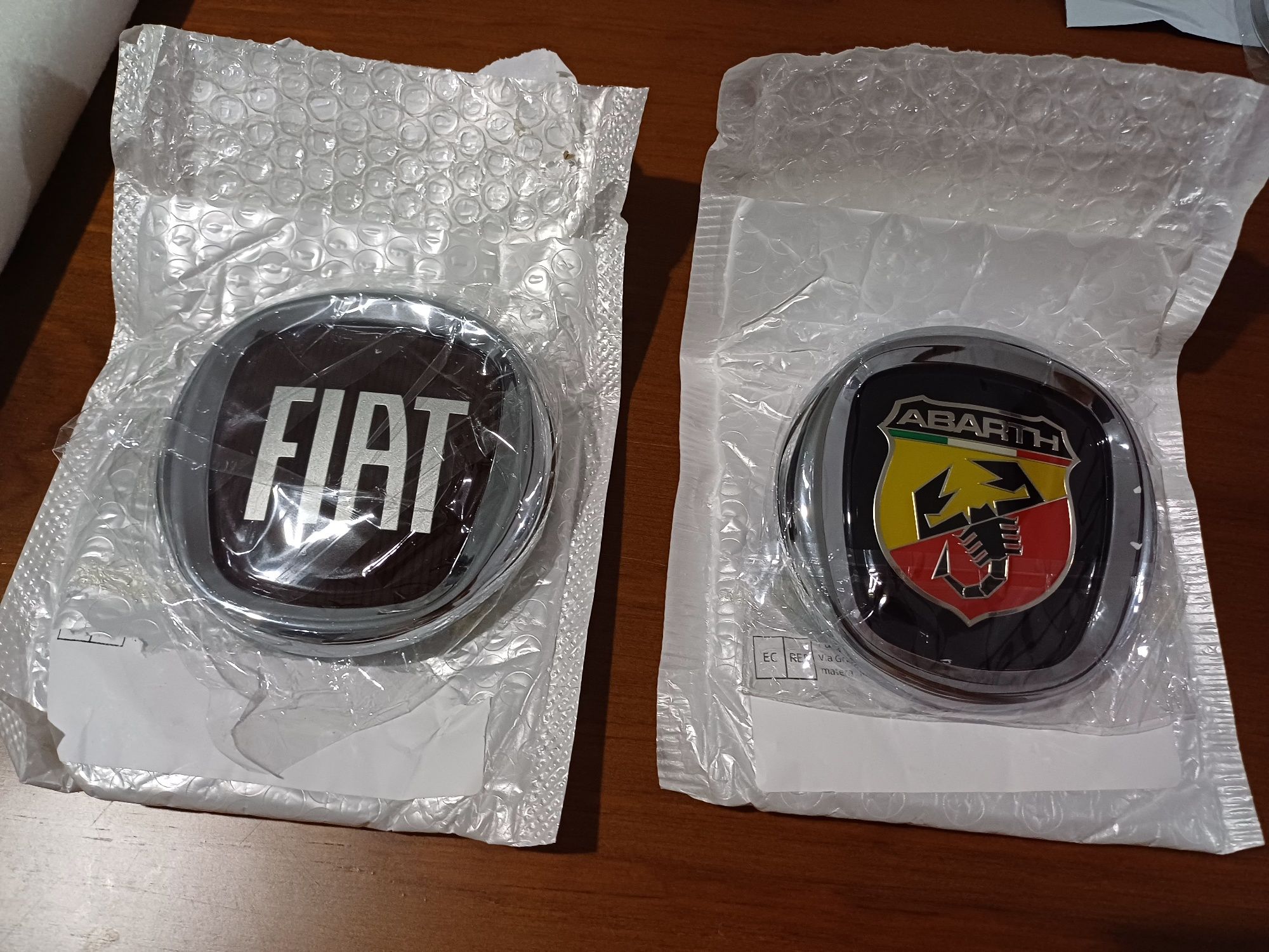 Emblemas Fiat e Abarth