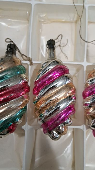 26-H kolorowe bombki PRL