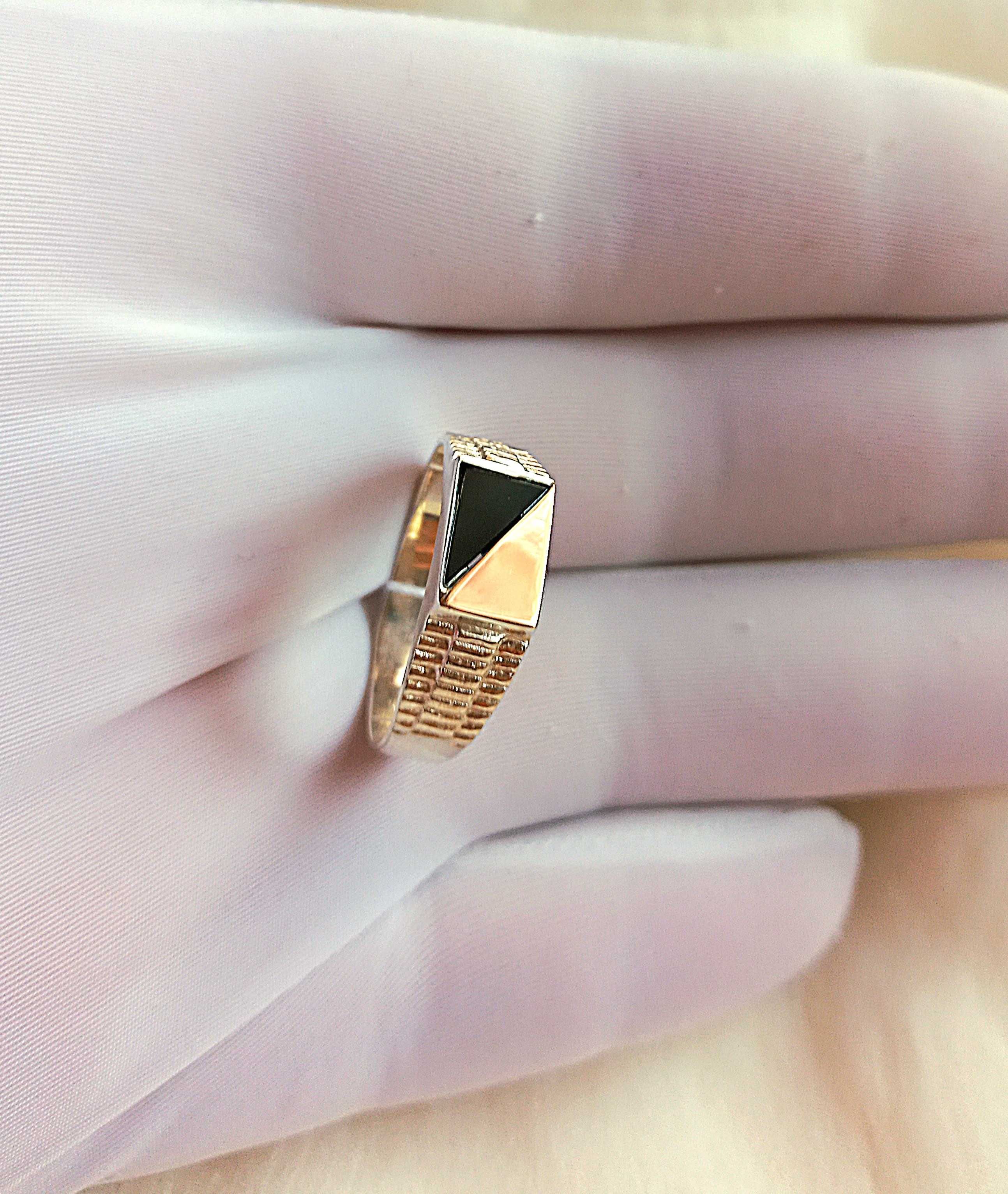 Класичний срібний перстень із золотою вставкою камінь онікс