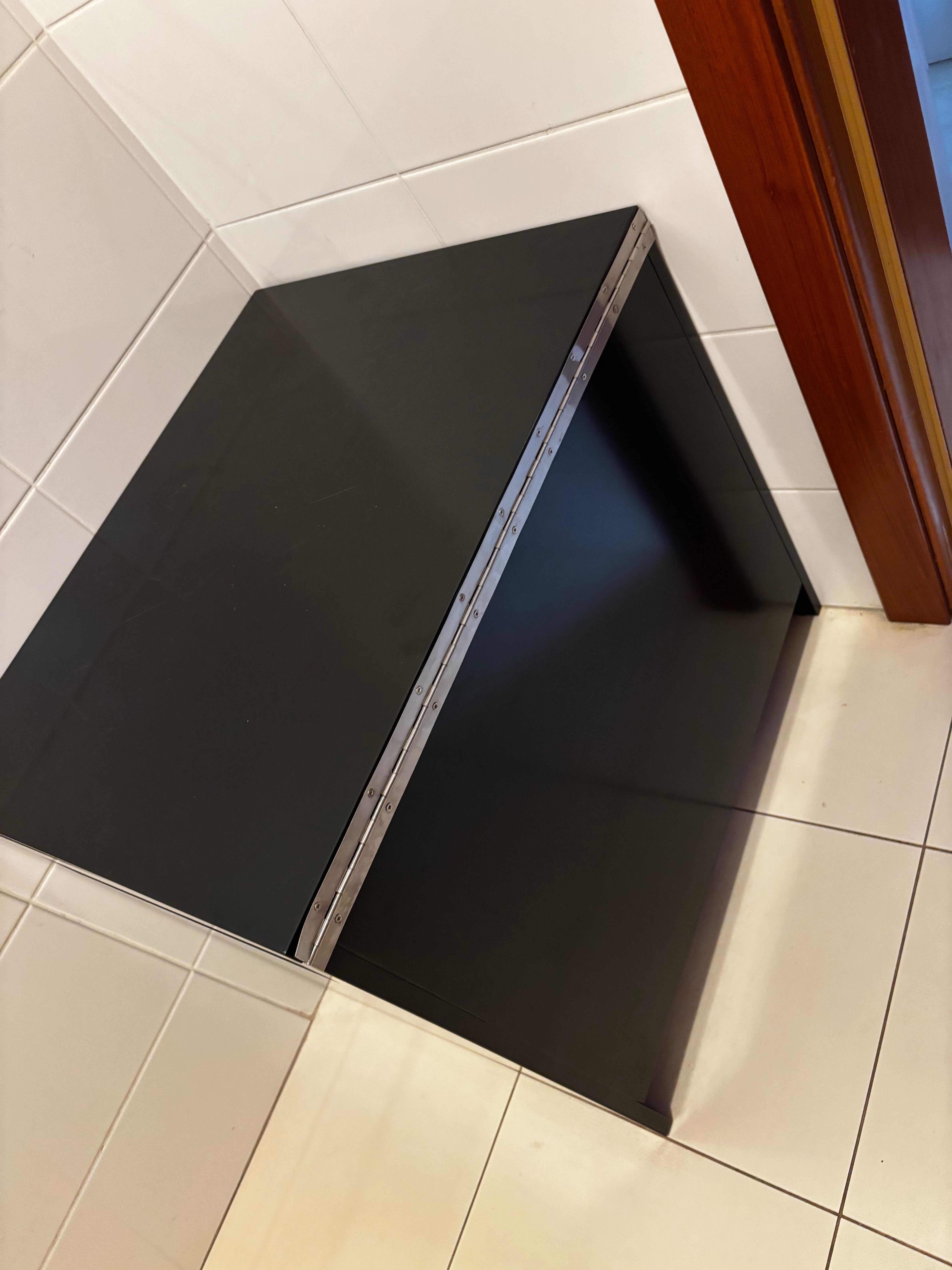 Móvel preto tipo secretária