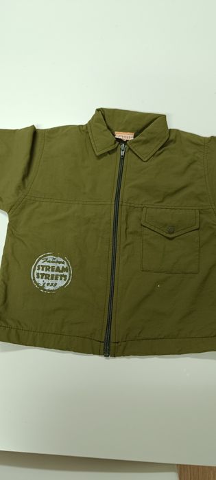 Casaco para criança. Cor verde, tem umas calças que faz conjunto.