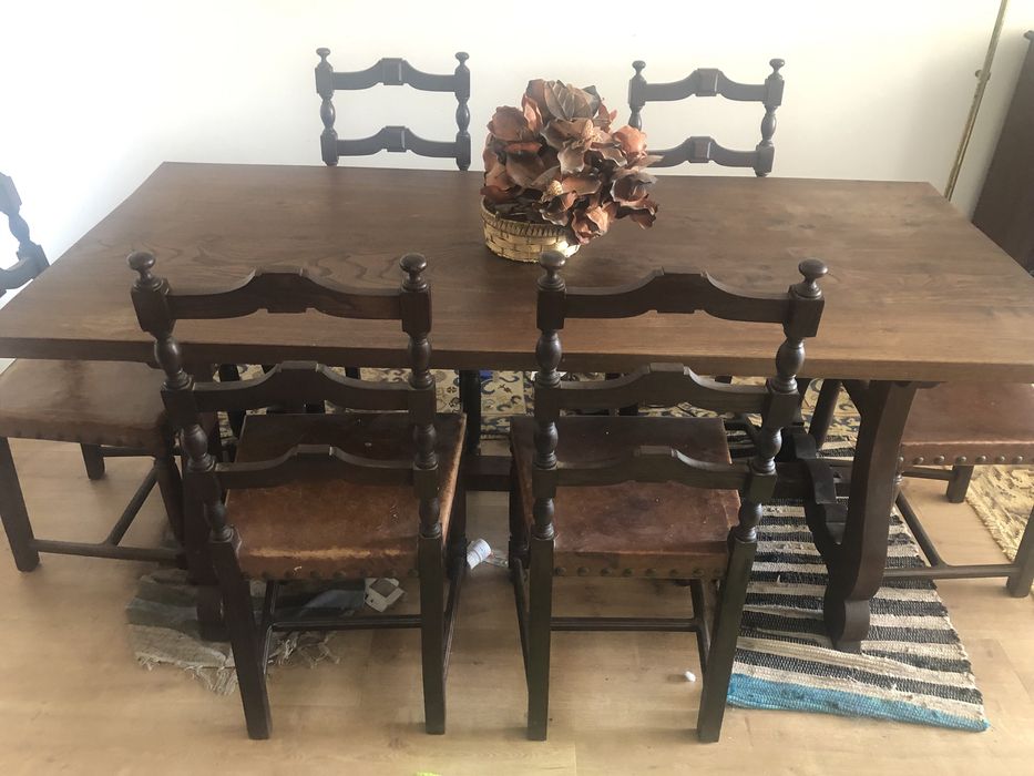Mesa em madeira maciça com 6 cadeiras