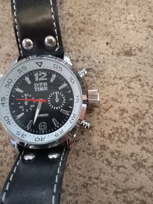 Vendo este relógio muito bonito bom estado a trabalhar muito bem