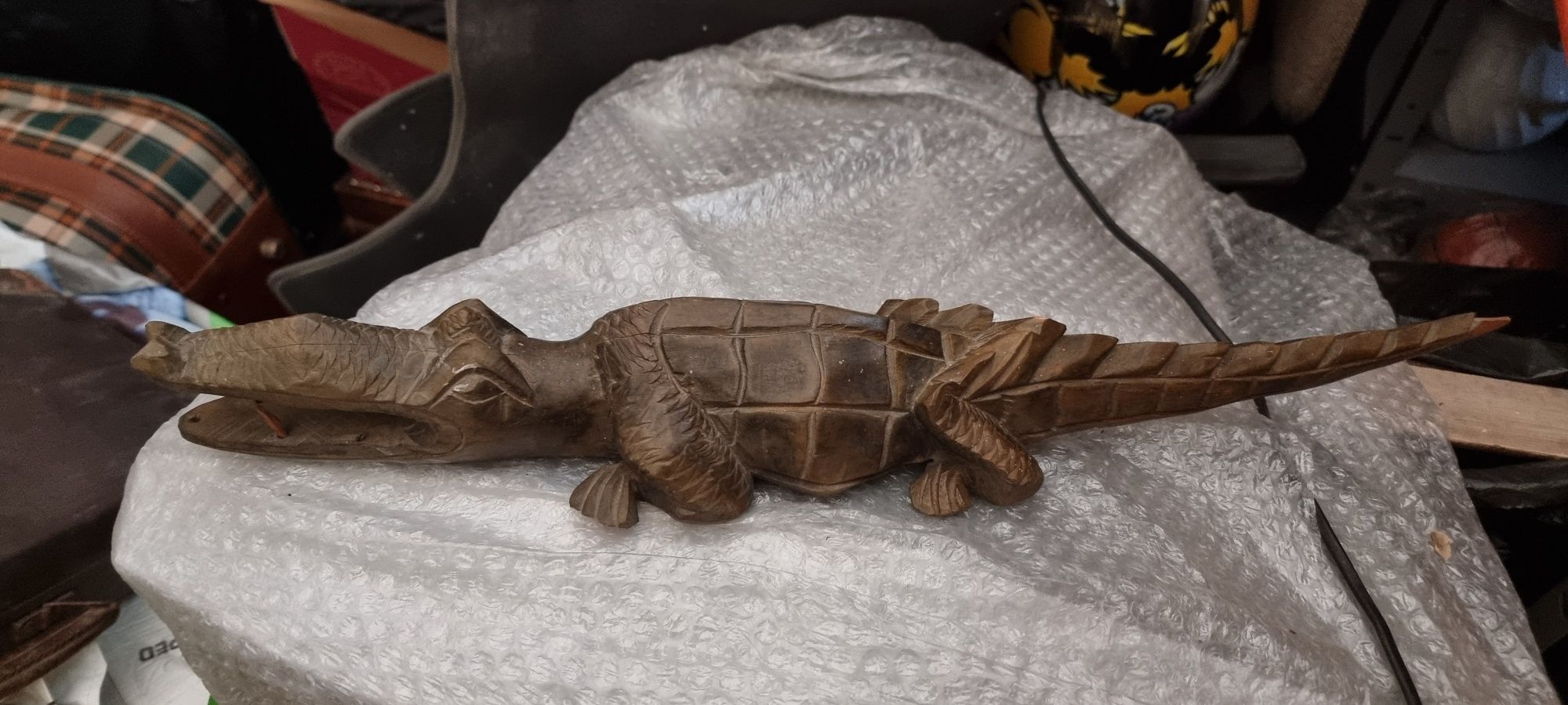 Crocodilo em madeira antigo