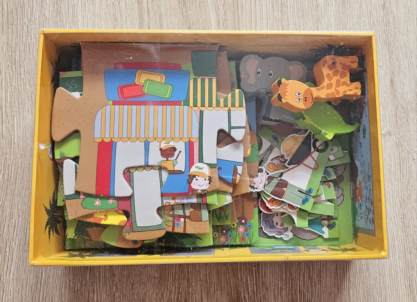 Puzzle ZOO układanka z figurkami zwierząt i postaciami + książeczka
