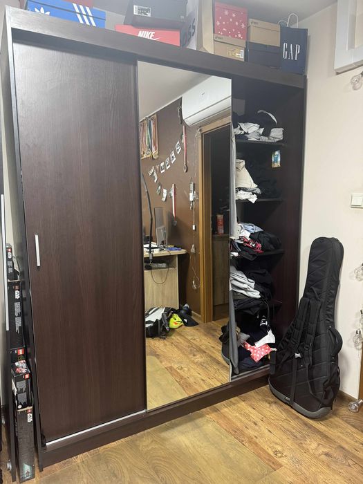 Szafa z lustrem .Duza i pojemna.idealna do garderoby.BDB