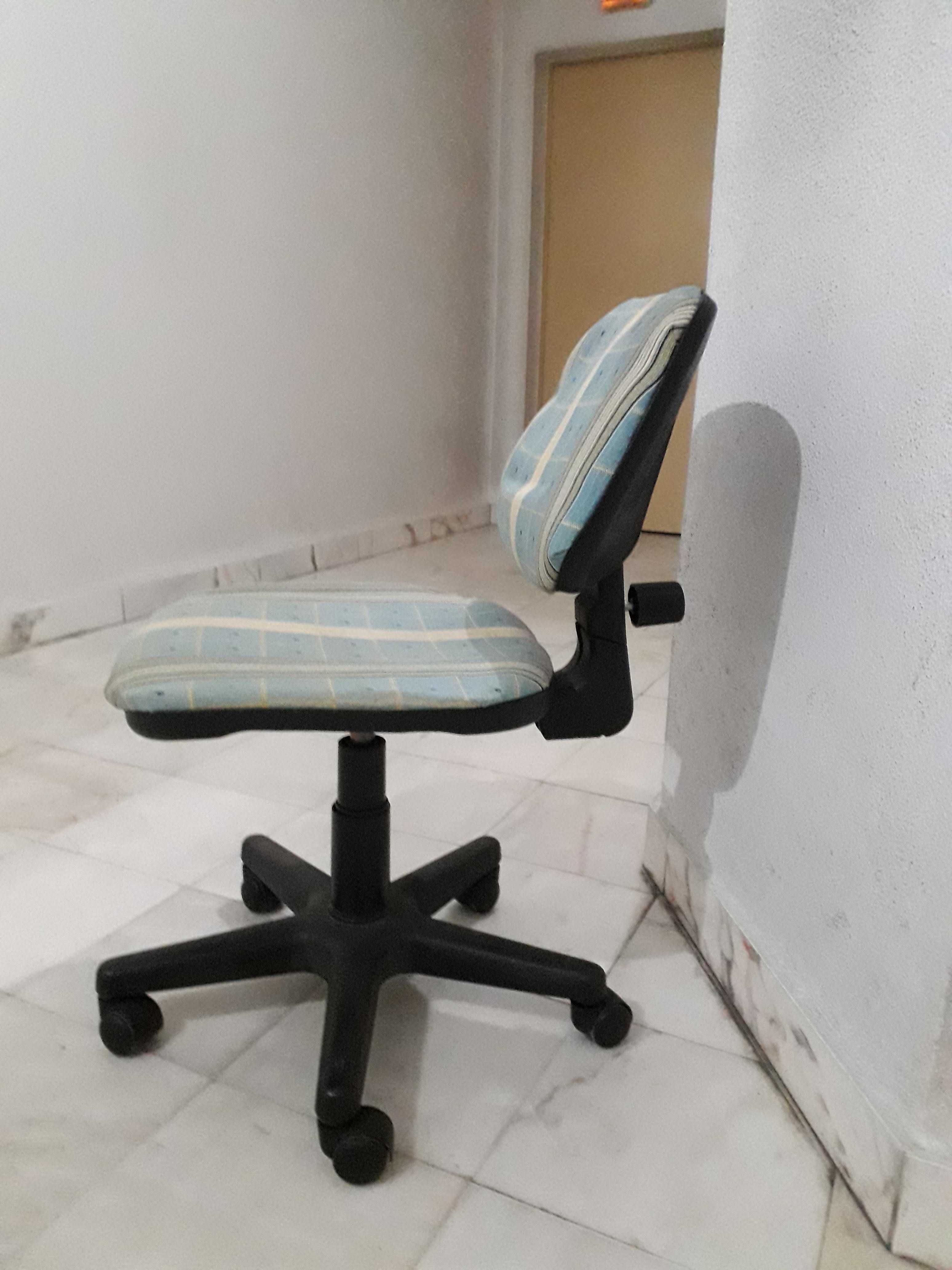 Cadeira de escritório (forrada a tecido)