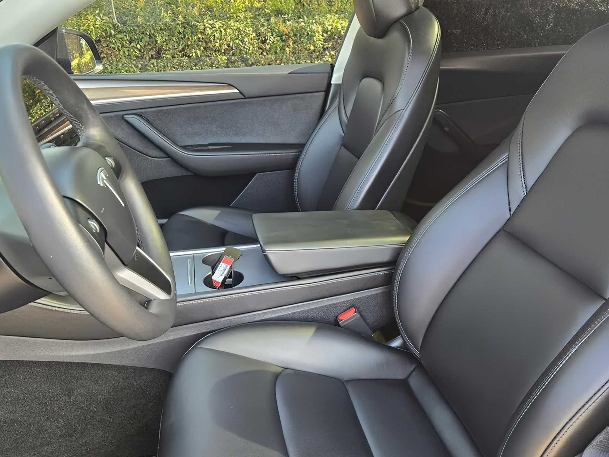 Tesla Model Y Long Range      2025