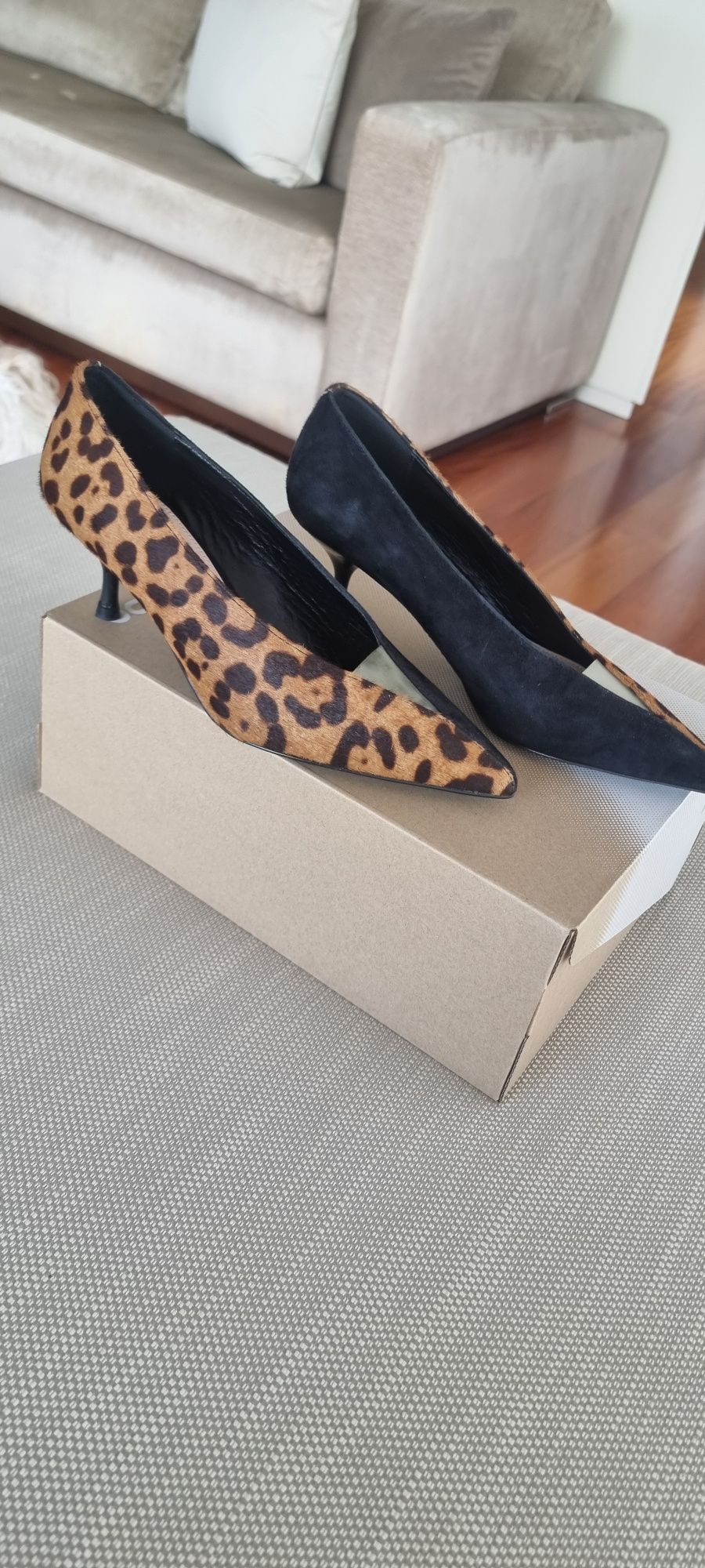 Sapatos em pêlo e camurça