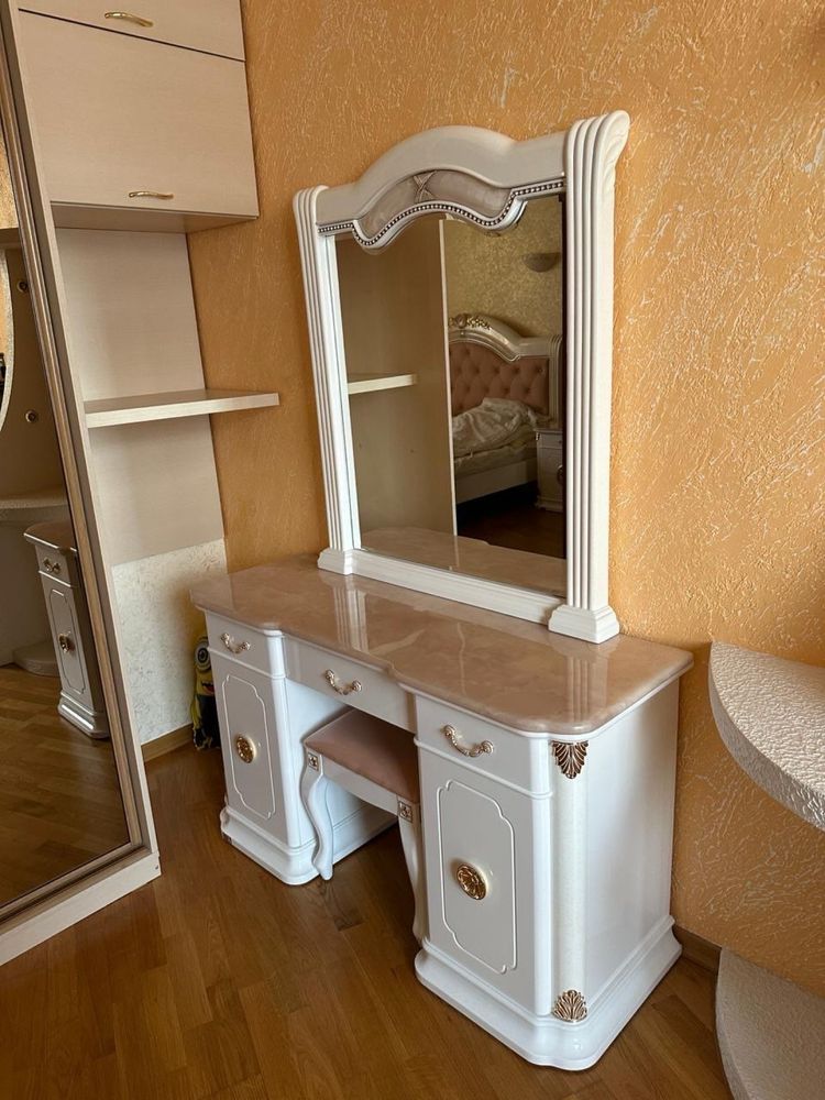 Комплект меблів для спальні в стилі барокко