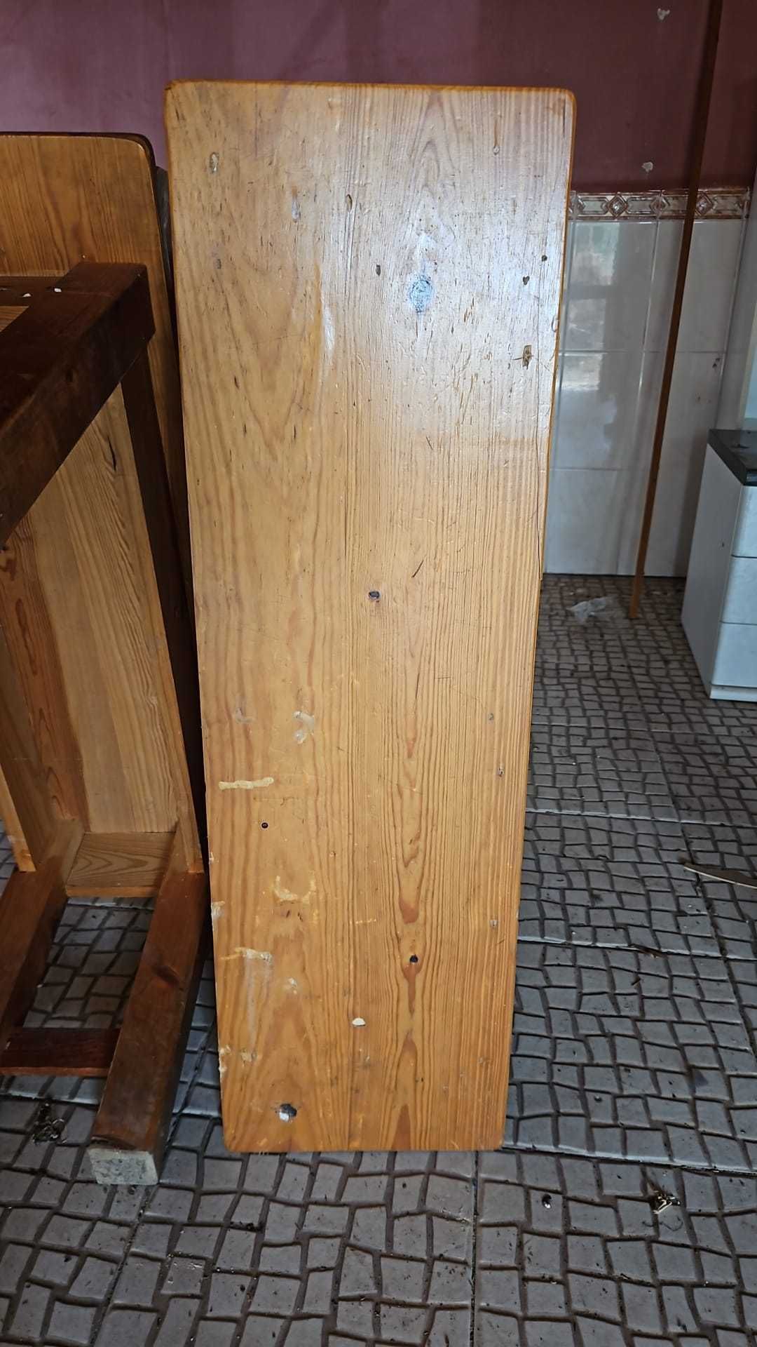 Mesas de café e bancos de correr.
