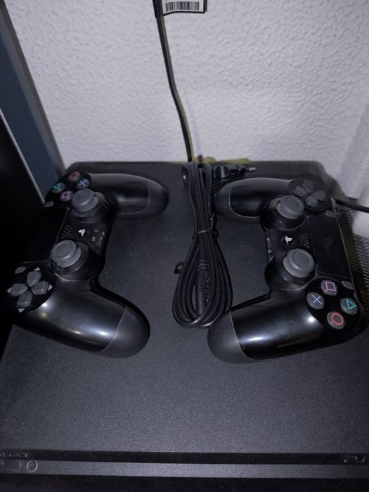 Playsation 4 slim 1 TB