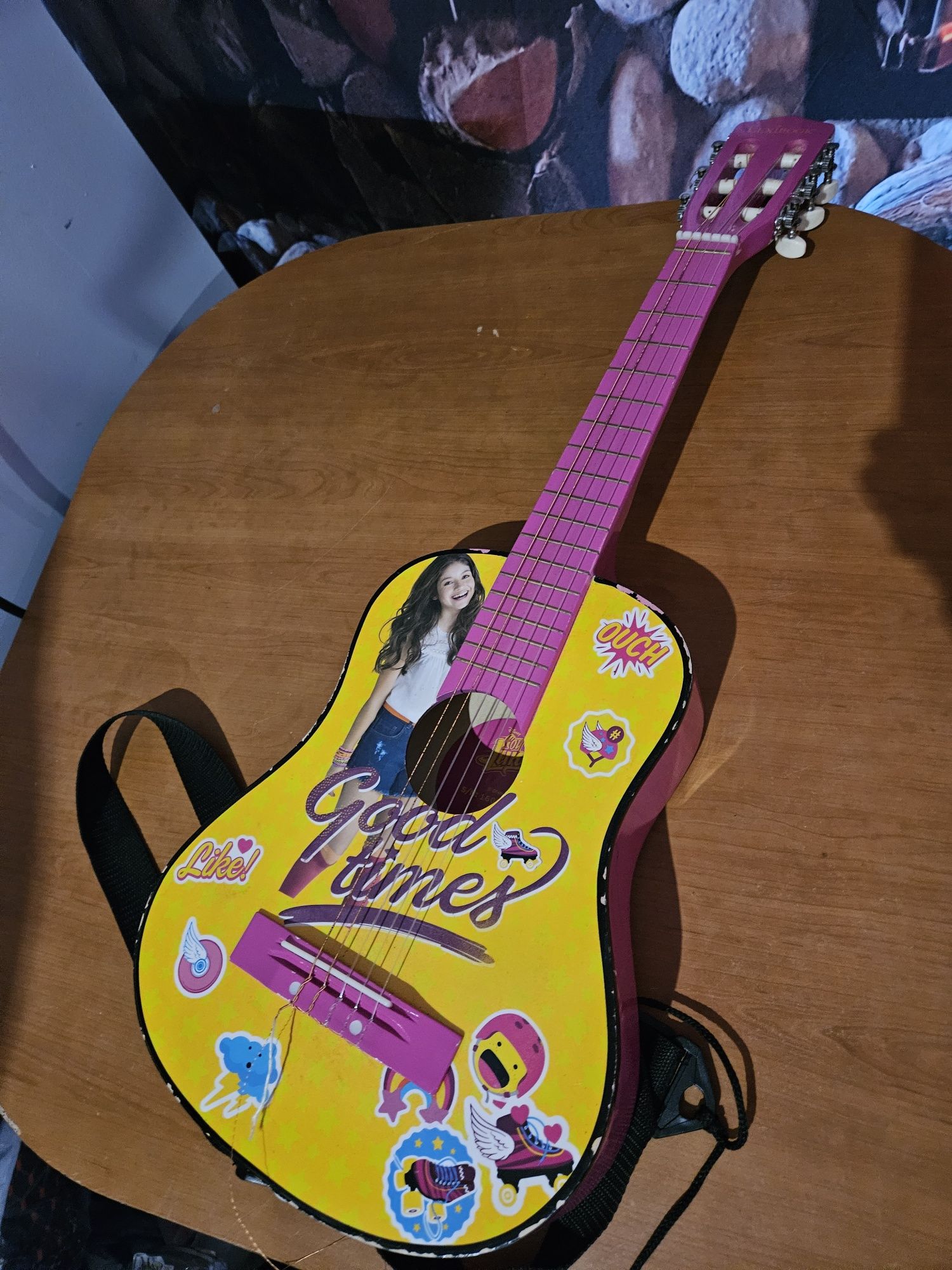 Gitara dla dziewczynki. Stan dobry z uwagi na odprysk