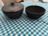 Tachos novos de barro preto