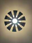 Lampa sufitowa regulowana do salonu kolor biały.