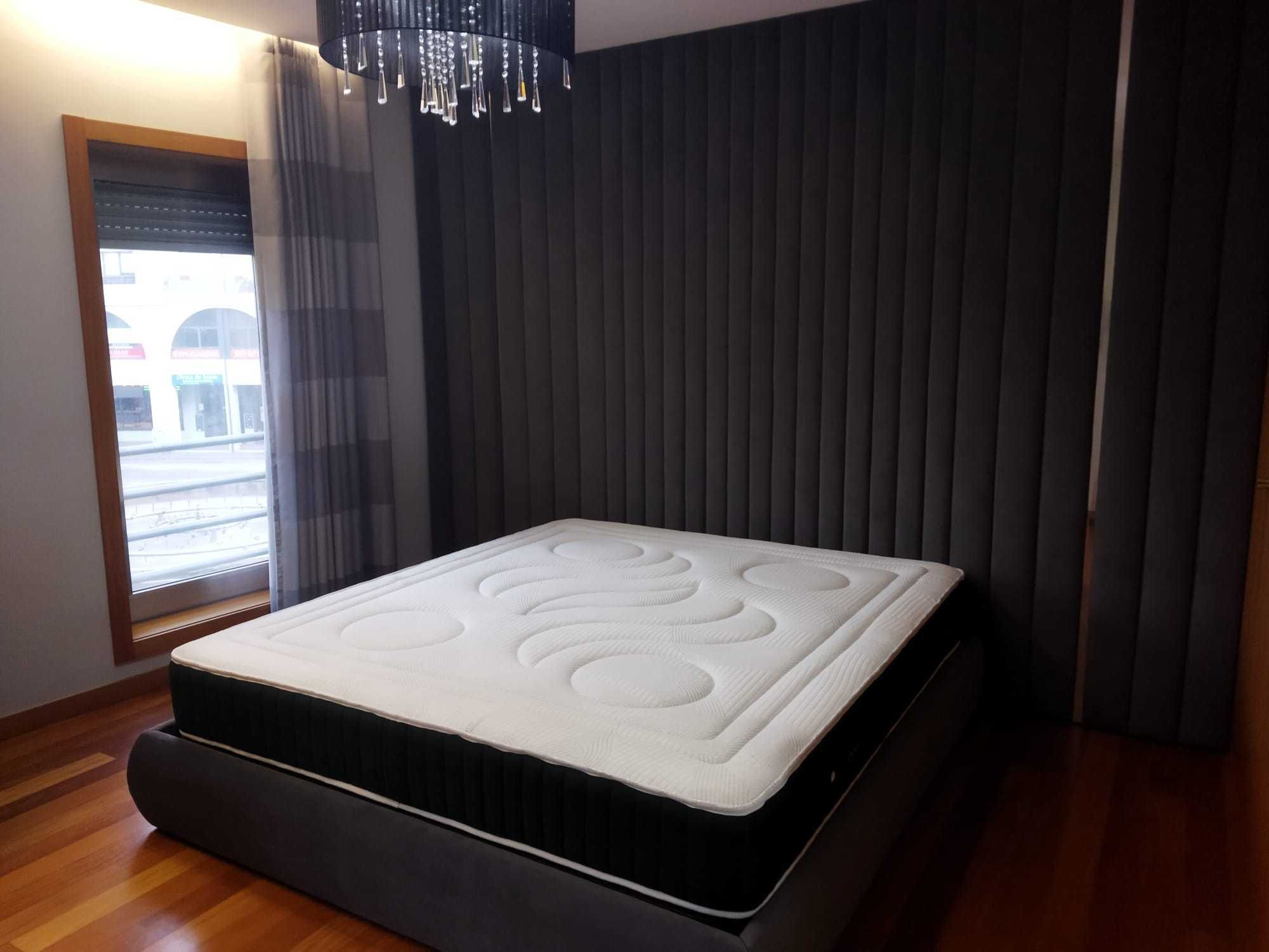 Cama com estrado elevatório e arrumos