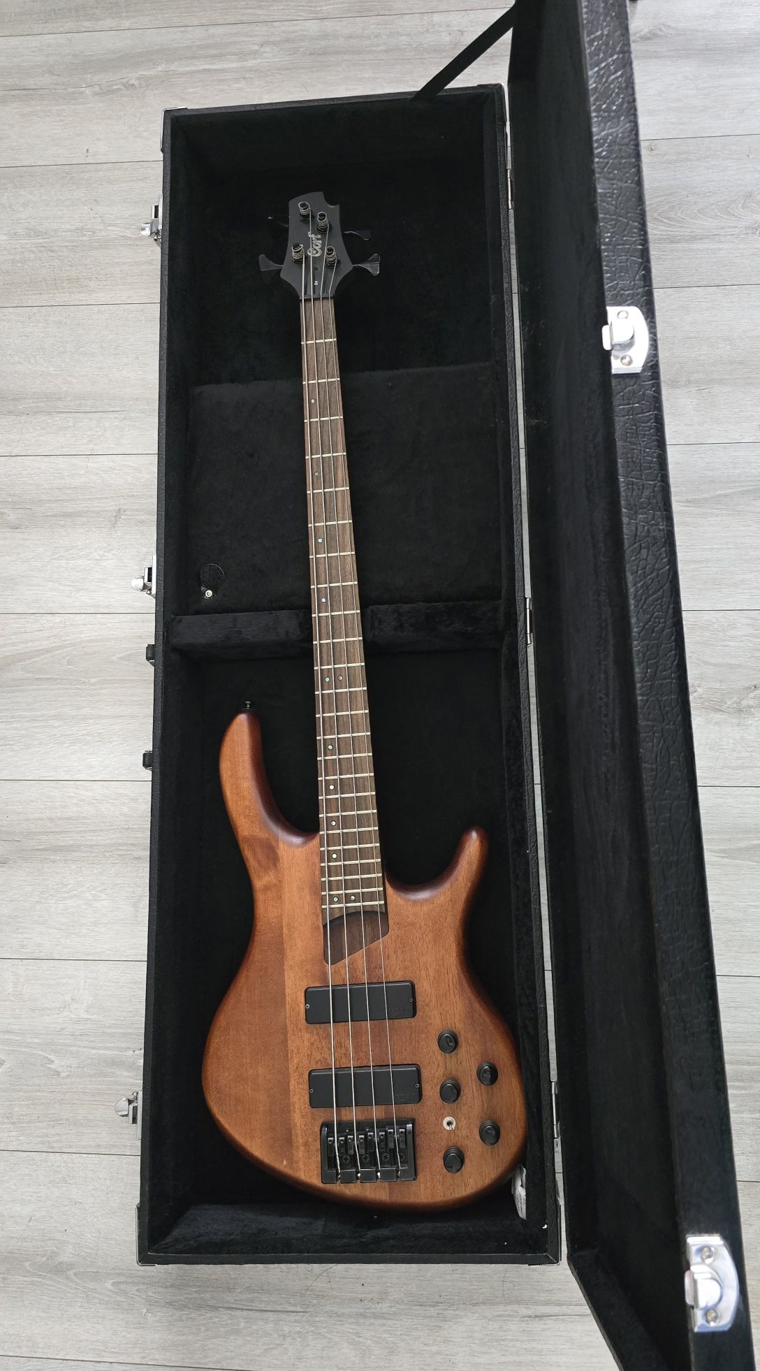 Gitara basowa CORT B4