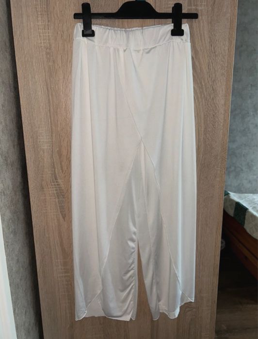 białe przewiewne spodnie idealne na wakacje