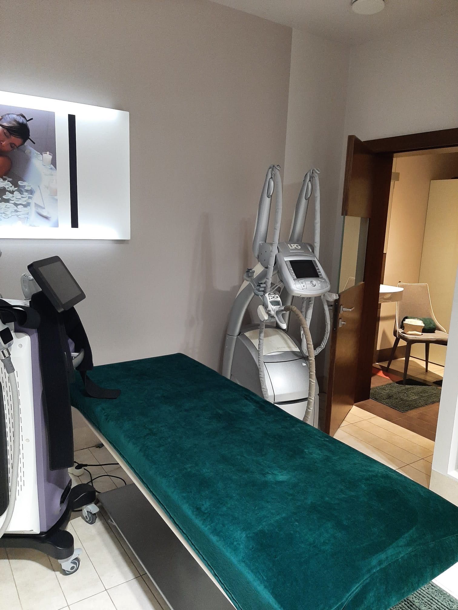 Salon fryzjersko -kosmetyczny 140 m2 Warszawa Al.Wilanowska 89