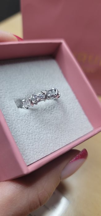 Золота каблучка з фіанітами у стилі Tiffany